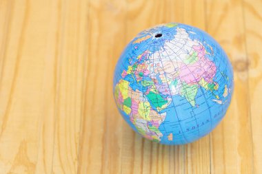 Tahta arka planda dünya - Seyahat ve coğrafyanın kavramsal görüntüsü.