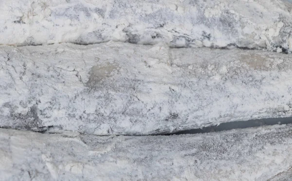 Balığı pişirme sürecinde, un ile ezilmiş. Fotoğrafı kapat..