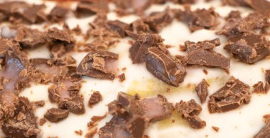 Üzerinde çikolata olan ev yapımı bir pastanın yüzeyi.