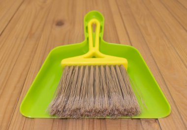 Ahşap arka planda bir fırça ve plastik kepçe