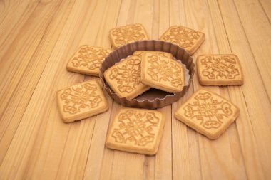 Ahşap arka planda lezzetli bisküviler..