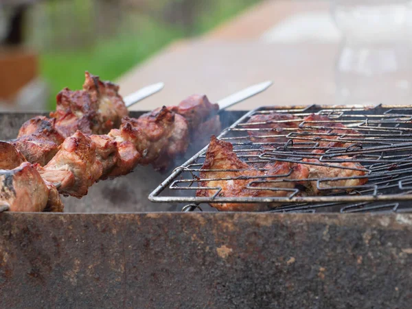 Barbecue de porc en cours de cuisson — Photo