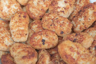 Lezzetli ev yapımı pirzola. Et ve ekmekten yapılmış..