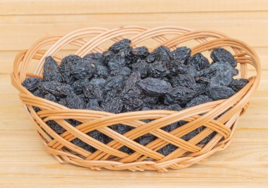 Sepette kurumuş erikler var. Lezzetli ve yararlı meyveler sağlığa iyi gelir.