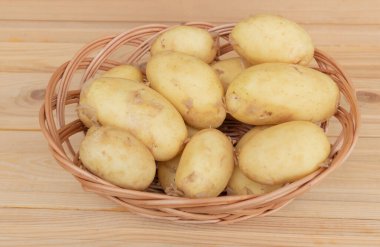 Bir sepetin içinde, masada patatesleri yakından çek..