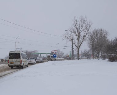 Chisinau, Moldova - 28 Ocak 2021. Karlı yol - Kardan dolayı yoğun trafik.