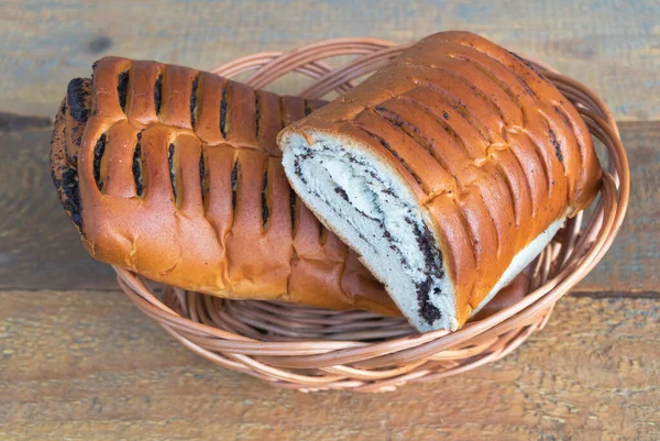 Torta di semi di papavero gustosa e fresca nel cestino - Fondo in legno — Foto Stock