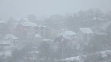 Köyün üzerine yoğun kar yağışı- hava durumu