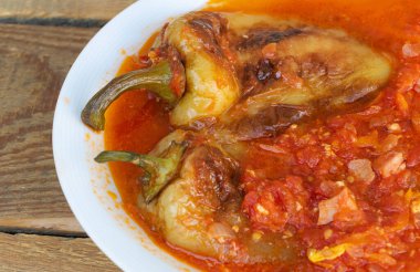 Biberler ve domates sosu tabakta lezzetli yiyecekler.