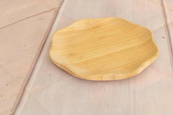 Un plato de madera hecho de bambú - Conservado para platos ecológicos — Foto de Stock