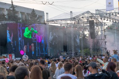 Sahne ışıkları, duman efektleri ve büyük kalabalığın yer aldığı açık hava halk konserleri, Chisinau, Moldova - 27 Ağustos 2025