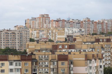 Katmanlı konut binaları, yüksek binalar, karışık mimari ve modern şehirde bulutlu gökyüzü olan yoğun kentsel apartman bölgesi..