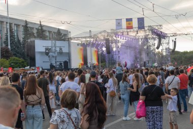 Şehir sokağındaki Chisinau, Moldova 'da 27 Ağustos 2025' te düzenlenen açık hava konser etkinliğine kalabalık katıldı..
