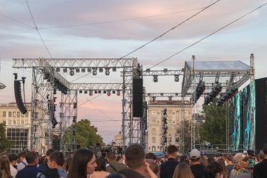 Halka açık etkinliklerdeki kalabalıkla açık konser sahnesi - Chisinau, Moldova - 27 Ağustos 2025.