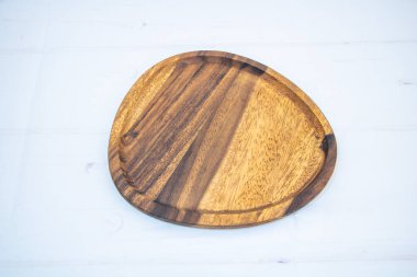 Yiyecek sunumu ve ürün gösterimi için beyaz zemin üzerinde boş ahşap servis tabağı.