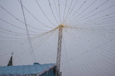 Şenlikli bayram ışık tepe örtüsü, kış boyunca gün batımında merkez kutuptan yayılıyor..