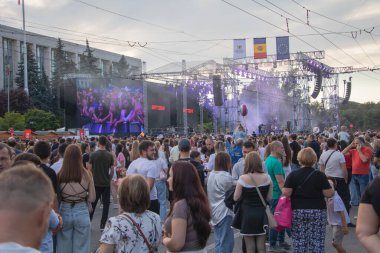 Şehir Meydanı 'ndaki Açık Hava Konseri' nde Büyük Kalabalık - Canlı Müzik Etkinliği Atmosferi - Chisinau, Moldova - 27 Ağustos 2025.