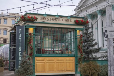 Şehir Caddesinde Noel süsleri olan samimi açık hava kahve standı - Chisinau, Moldova - 27 Aralık 2025.