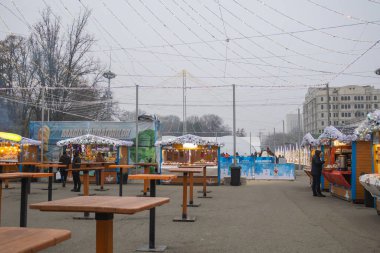 Şehir Merkezinde Şenlik Işıklarıyla Kış Noel Pazarları - Chisinau, Moldova - 20 Aralık 2025.