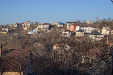 Tepedeki Konut - Blue Sky Altındaki Banliyö Evleri.