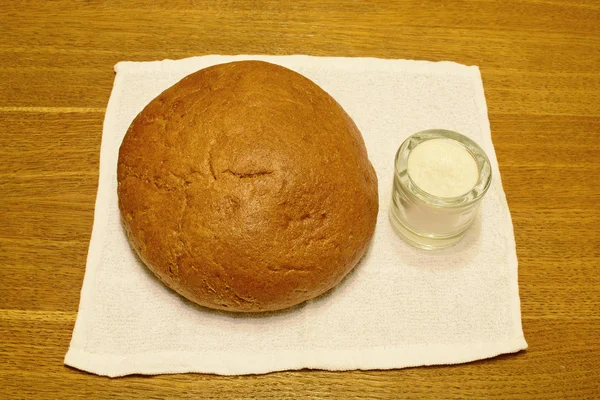 Sobre la mesa pan y sal — Foto de Stock