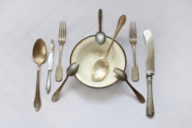 kirli ve eski çatal bıçak takımı