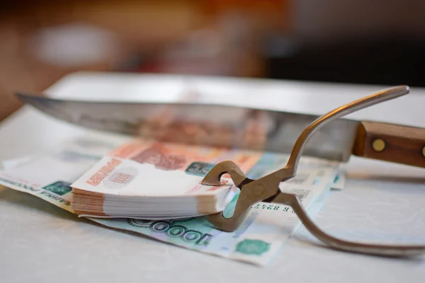 Moneda rusa se corta con un cuchillo — Foto de Stock