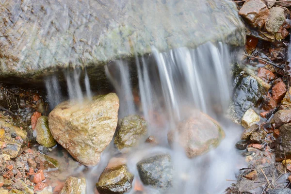 Agua que fluye sobre las rocas — Foto de Stock