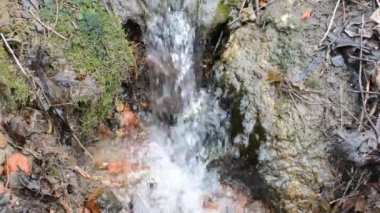 Su bulanık kayaların üzerinden akan