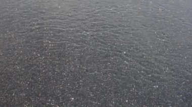 Su asfalt üzerinde çalışır