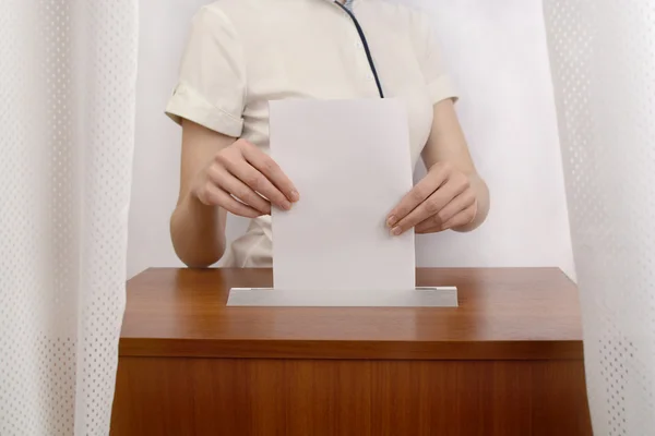 Girl throws a ballot into the box — Stock Photo, Image