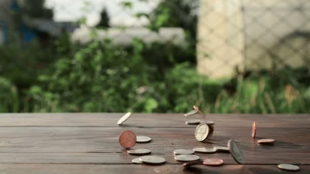 在一个分散注意力的背景下 硬币掉得很近 财政钱 美元货币 — 图库视频影像