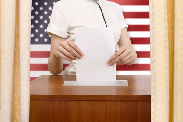 Dia Das Eleições Nos Estados Unidos América Uma Mulher Vota — Fotografia de Stock