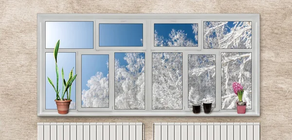 Duże Plastikowe Okno Mieszkaniu Widokiem Zimowe Drzewa Nowoczesny Design Wnętrze — Zdjęcie stockowe