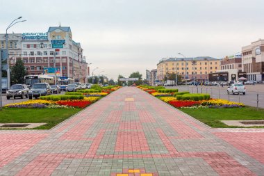 Barnaul. - Rusya. 25 Ağustos. 2020 yılı. Barnaul 'daki Lenin Bulvarı' nın ana caddesi. Sovyetler ve Gaziler meydanının yakınında. Şehir manzarası.