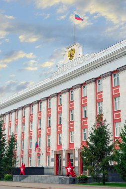 Barnaul. - Rusya. 25 Ağustos. 2020 yılı. Barnaul şehrindeki Altai Bölgesi hükümetinin 