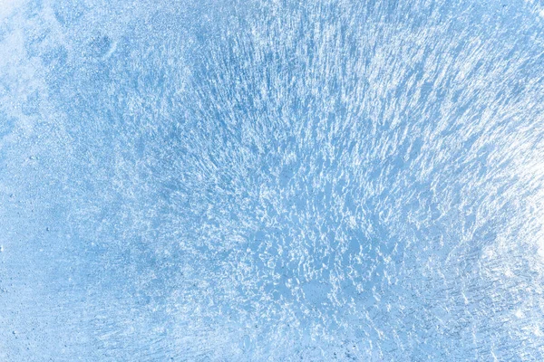 蓝色破冰背景 冰冷的水 寒冷的冬天 薄冰的质地 明亮的阳光下闪烁着光芒 宏观摄影 — 图库照片