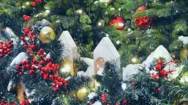 Kerstboom Versierd Met Speelgoed Bloemenslingers Buiten Onder Vallende Sneeuw Nieuwjaar — Stockvideo