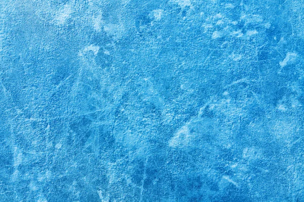 冰蓝色背景 冰上溜冰痕迹 覆盖着一层薄薄的雪 林克冰冷的水 冬季有划伤的霜冻冰质感 — 图库照片
