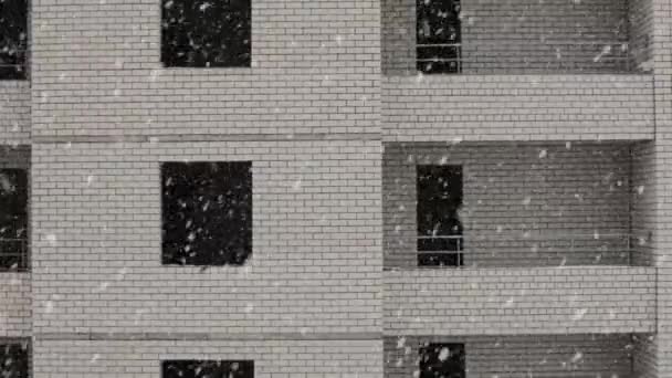 Сильный Снегопад Фоне Кирпичной Кладки Строящегося Здания Строительство Многоэтажных Зданий — стоковое видео