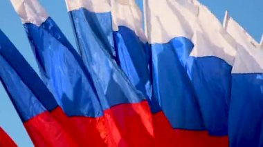 Rusya bayrağı rüzgarda dalgalanıyor. Arka arkaya birkaç tane üç renkli bayrak. 4K video.