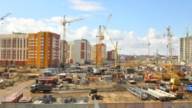 Barnaul şehri. - Rusya. 17 Nisan 2021. Güçlendirilmiş beton ve tuğlalardan konut binaları inşa ediliyor. Kule vinç işi, ev ereksiyonu. Sanayi bölgesinin tutkuları. zaman turları 