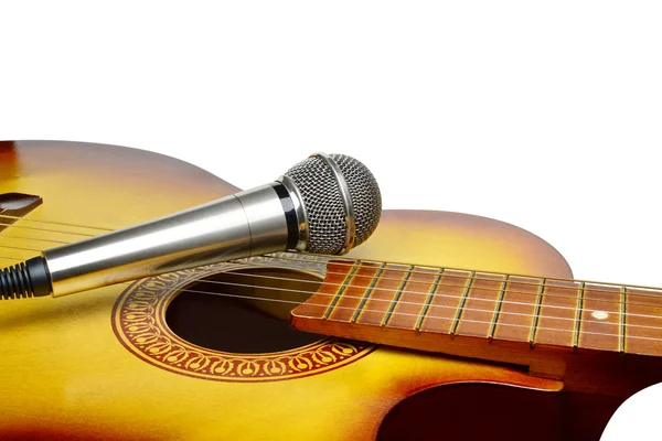 Gümüş mikrofon akustik gitarda bırakır — Stok fotoğraf