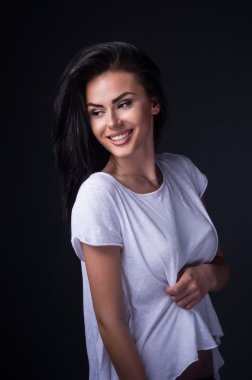 Güzel kız gülümsüyor