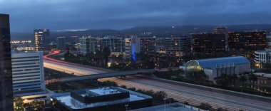 Newport Beach, Orange County şehir ışıkları otoyol havadan görünümü