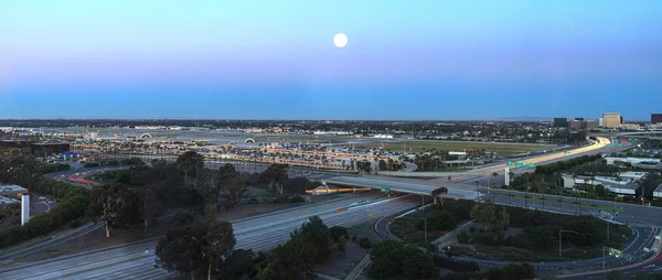 Vista aérea del aeropuerto John Wayne con luna llena — Foto de Stock