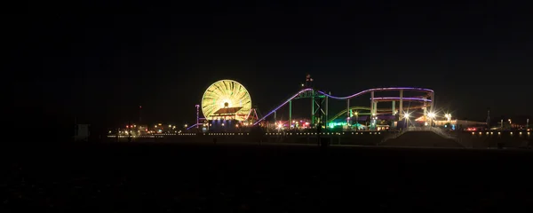 Santa Monica Pier boardwalk, kigyulladt az éjszaka — Stock Fotó