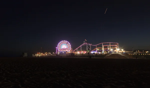 Promenade de la jetée de Santa Monica illuminée la nuit — Photo