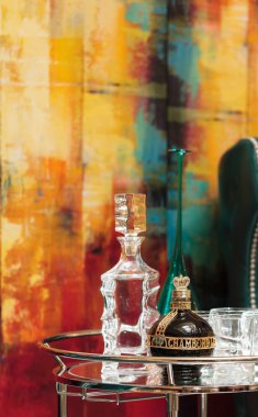 Alkol sürahi, şişe Chambord likör, kırmızı şarap ve gözlük cam hizmet tablo 