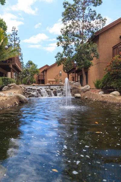 Planten leven, koi vissen en een waterval in een vijver in Zuid-Californië in het voorjaar. — Stockfoto